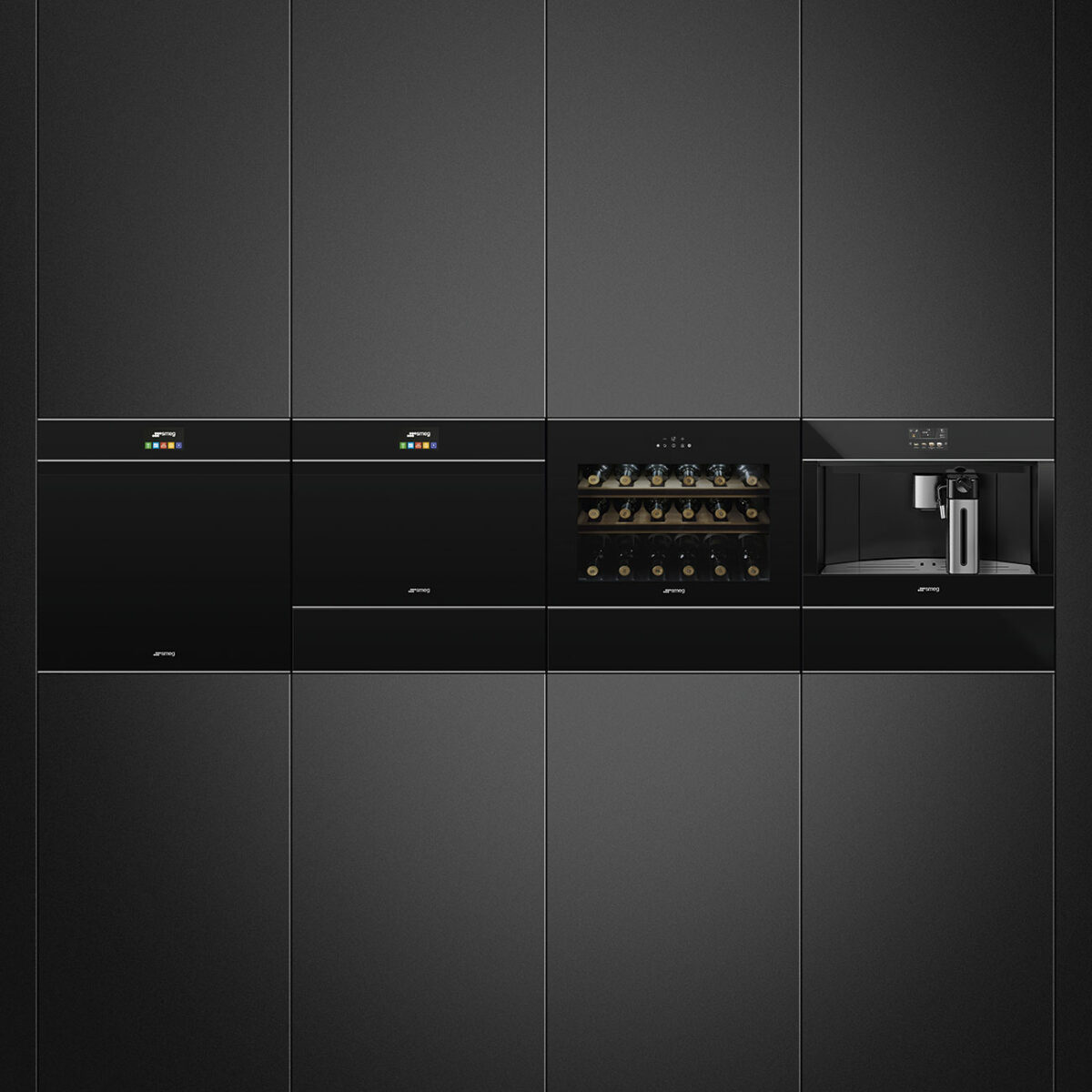 erätewand mit Smeg Backöfen, Weinkühlschrank und Kaffeevollautomat aus der Dolce Stil Novo Linie – edles Schwarzglas und perfekt aufeinander abgestimmte High-End-Technik für stilvolle Küchenkonzepte. Foto: Smeg