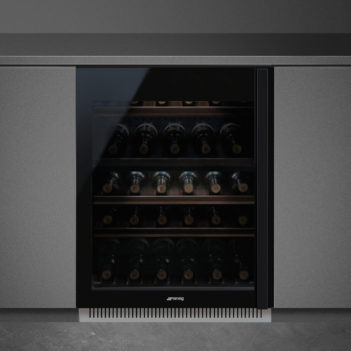 Der integrierbare Smeg Weinkühlschrank mit Glastür und Holzlagerböden bietet optimalen Stauraum für Weinliebhaber. Foto: Smeg