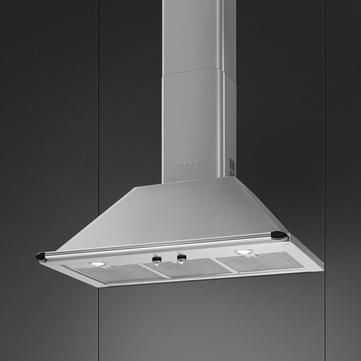 : Die klassische Smeg Dunstabzugshaube aus Edelstahl bietet effektive Luftreinigung mit Metallfettfiltern, LED-Beleuchtung und markanter Kaminform. Foto: Smeg