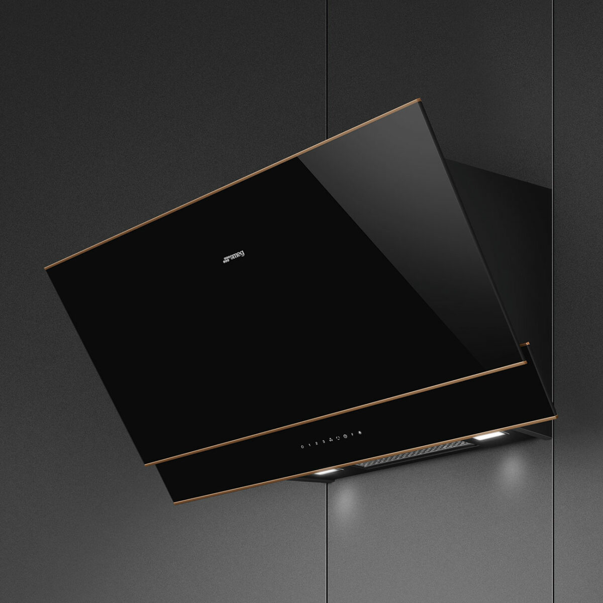 : Die Smeg Dunstabzugshaube aus der Dolce Stil Novo Linie überzeugt mit schwarzem Glas, Kupferdetails und flacher Geometrie – für Design und Funktion in Perfektion. Foto: Smeg