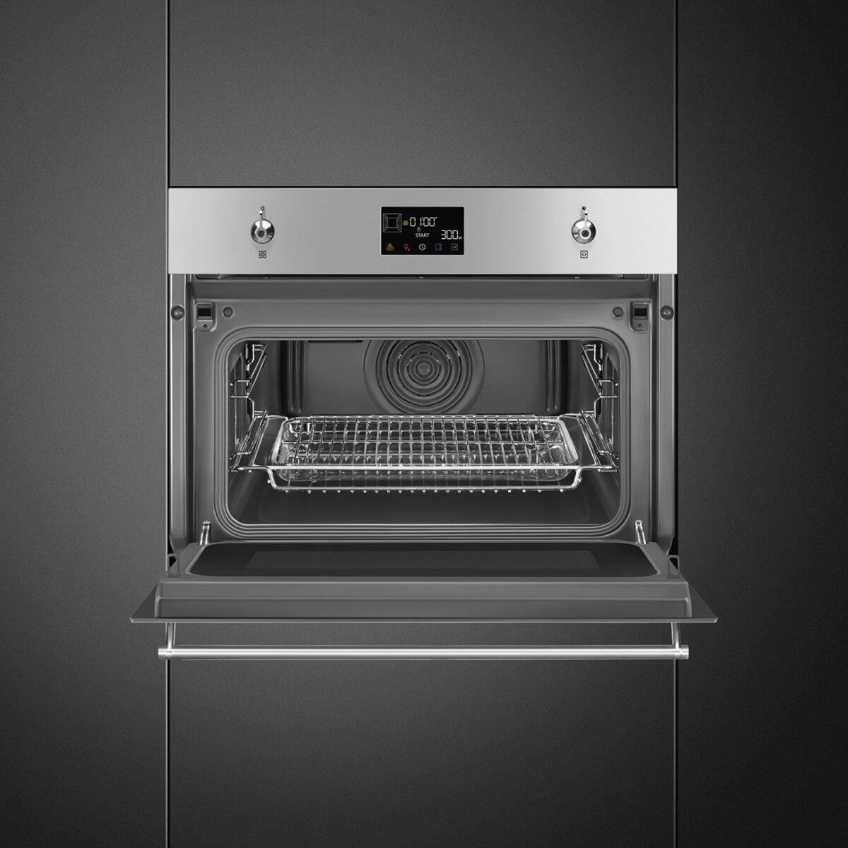 „Kompakt und stilvoll: Der 45 cm hohe Smeg Classici Backofen überzeugt mit klarer Edelstahloptik, markanten Knebeln und professionellem Design – ideal für kleine Küchen mit Anspruch.“Kompakt und stilvoll: Der 45 cm hohe Smeg Classici Backofen überzeugt mit klarer Edelstahloptik, markanten Knebeln und professionellem Design – ideal für kleine Küchen mit Anspruch. Foto: Smeg