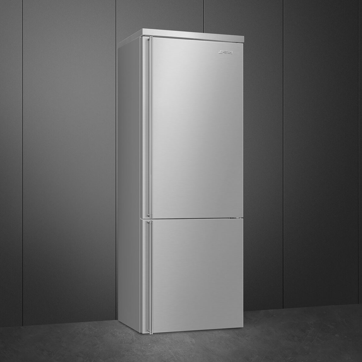 Der freistehende Smeg Kühlschrank mit Gefrierfach überzeugt mit puristischem Edelstahldesign, klarer Linienführung und großzügigem Innenraum – ideal für moderne Küchenkonzepte. Foto: Smeg