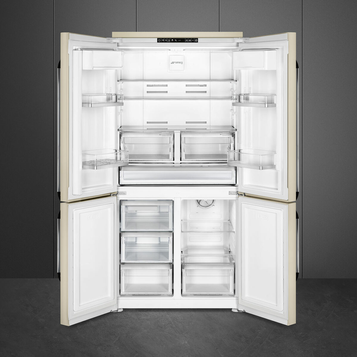„Viel Platz für Frisches: Der geöffnete Smeg French-Door Kühlschrank in Creme zeigt großzügigen Stauraum, flexible Ablageflächen und durchdachte Aufbewahrung. Foto: Smeg