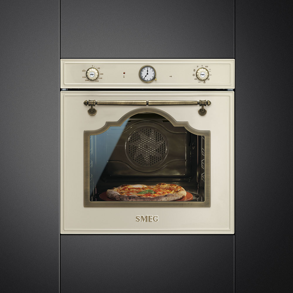 Der Smeg Backofen aus der Cortina Designlinie vereint nostalgische Formen, cremefarbene Emaille und bronzefarbene Details – ein echter Blickfang mit moderner Umlufttechnik für rustikale Genussmomente. Foto: Smeg