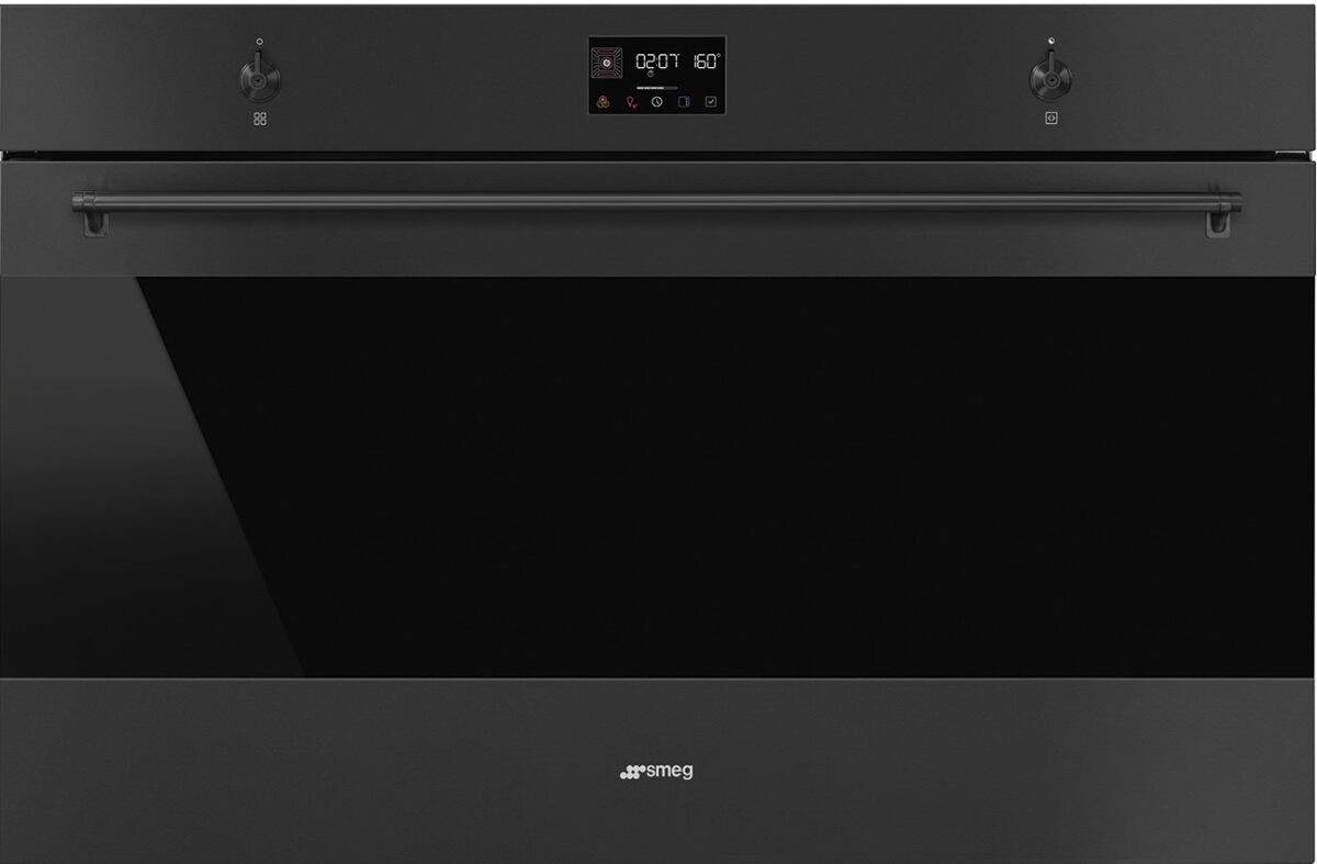Breit, modern, markant: Der 90 cm breite Smeg Classici Backofen in edlem Schwarz-Matt verbindet professionelles Kochgefühl mit elegantem Design – ideal für großzügige, stilbewusste Küchen. Foto: Smeg