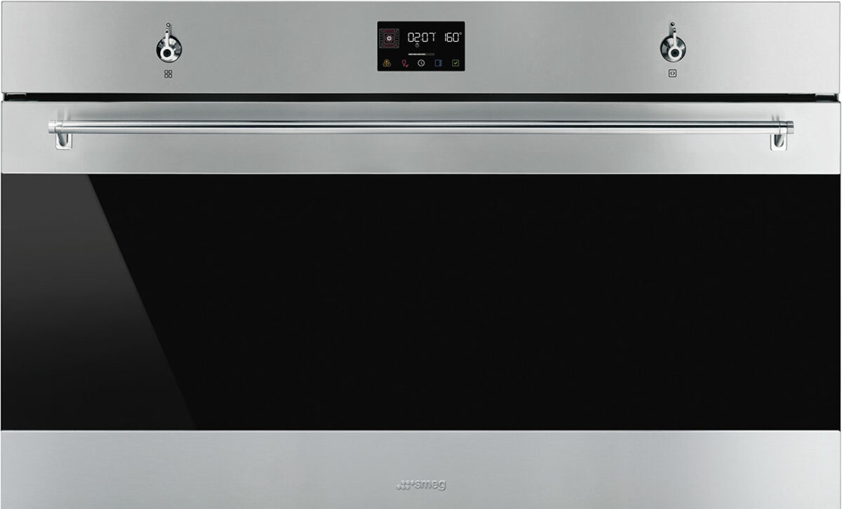 Viel Platz für große Ideen: Der 90 cm breite Smeg Classici Backofen in Edelstahl bietet großzügigen Garraum, markante Knebel und ein professionelles Design für anspruchsvolle Küchen. Foto: Smeg