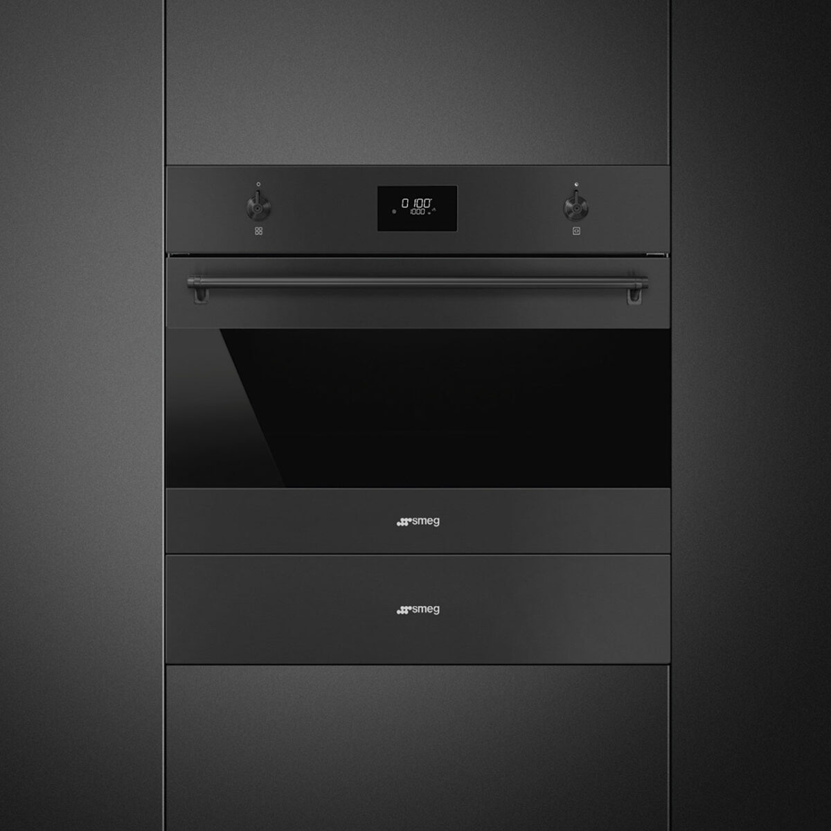 Elegant integriert: Smeg Backofen und Wärmeschublade in der Linea Designlinie in edlem Mattschwarz – klare Formen, harmonisches Design und moderne Technik für stilvolle, funktionale Küchenlösungen. Foto: Smeg