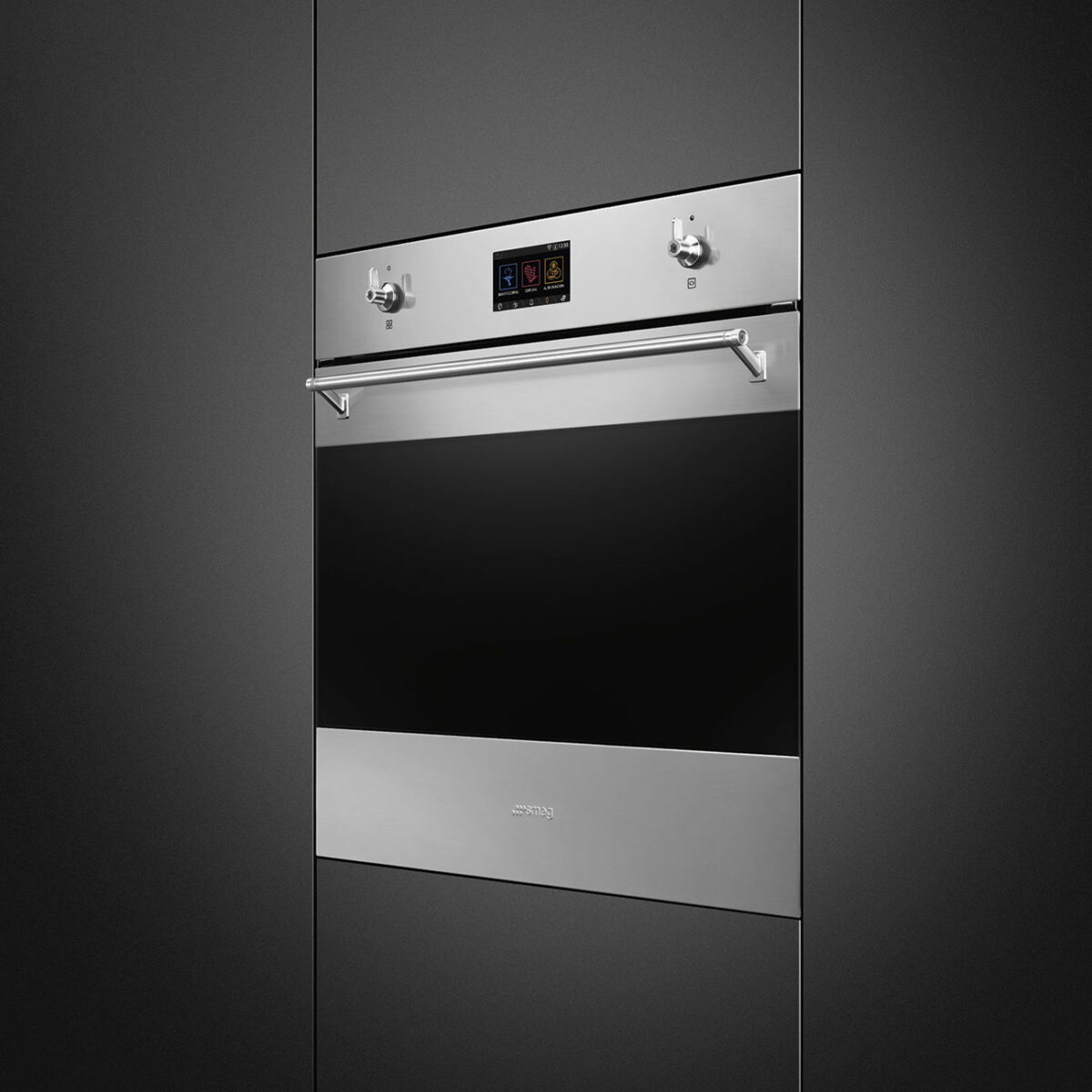 Technik trifft Tradition: Der Smeg Backofen aus der Classici Linie verbindet klassische Edelstahl-Elemente und Bedienknebel mit modernem TFT-Touchdisplay – für stilvolle Küchen mit professionellem Anspruch. Foto: Smeg