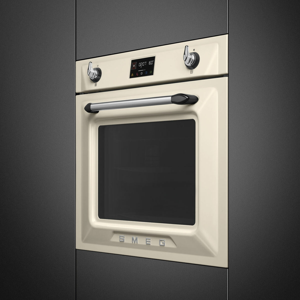 Tradition trifft Dampftechnologie: Der Smeg SteamGeneration Backofen in der Victoria Linie verbindet nostalgisches Retro-Design mit moderner Dampfgarfunktion – für stilvolles, gesundes Kochen im 50er-Jahre-Look. Foto: Smeg