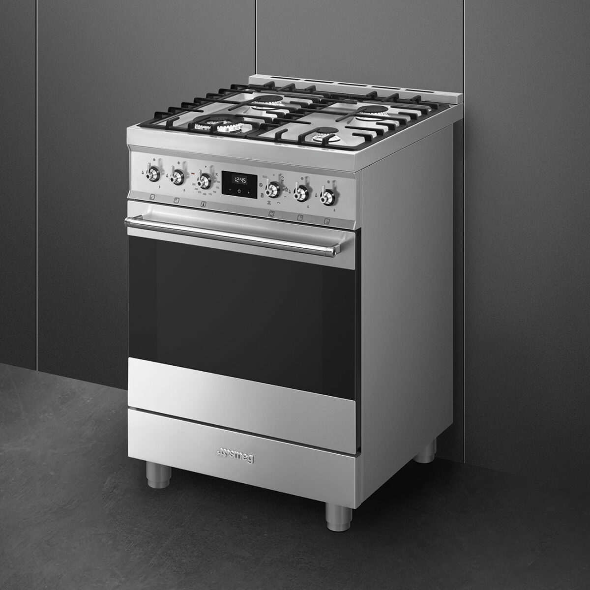 Der Smeg Standherd aus der Classici Designlinie vereint Gas-Kochfeld und Elektrobackofen in einem Gerät – mit massiven Knebeln, Edelstahlfront und zeitlosem Look für ambitionierte Hobbyköch:innen. Foto: Smeg