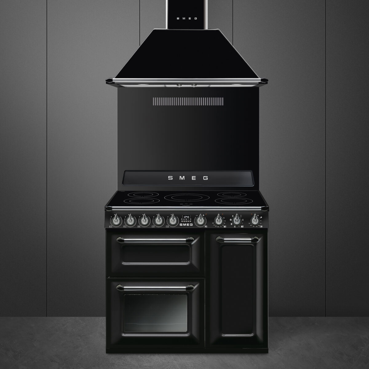 Der Smeg Standherd und die passende Dunstabzugshaube aus der Victoria Linie in Schwarz vereinen nostalgisches Design mit moderner Technik. Foto: Smeg