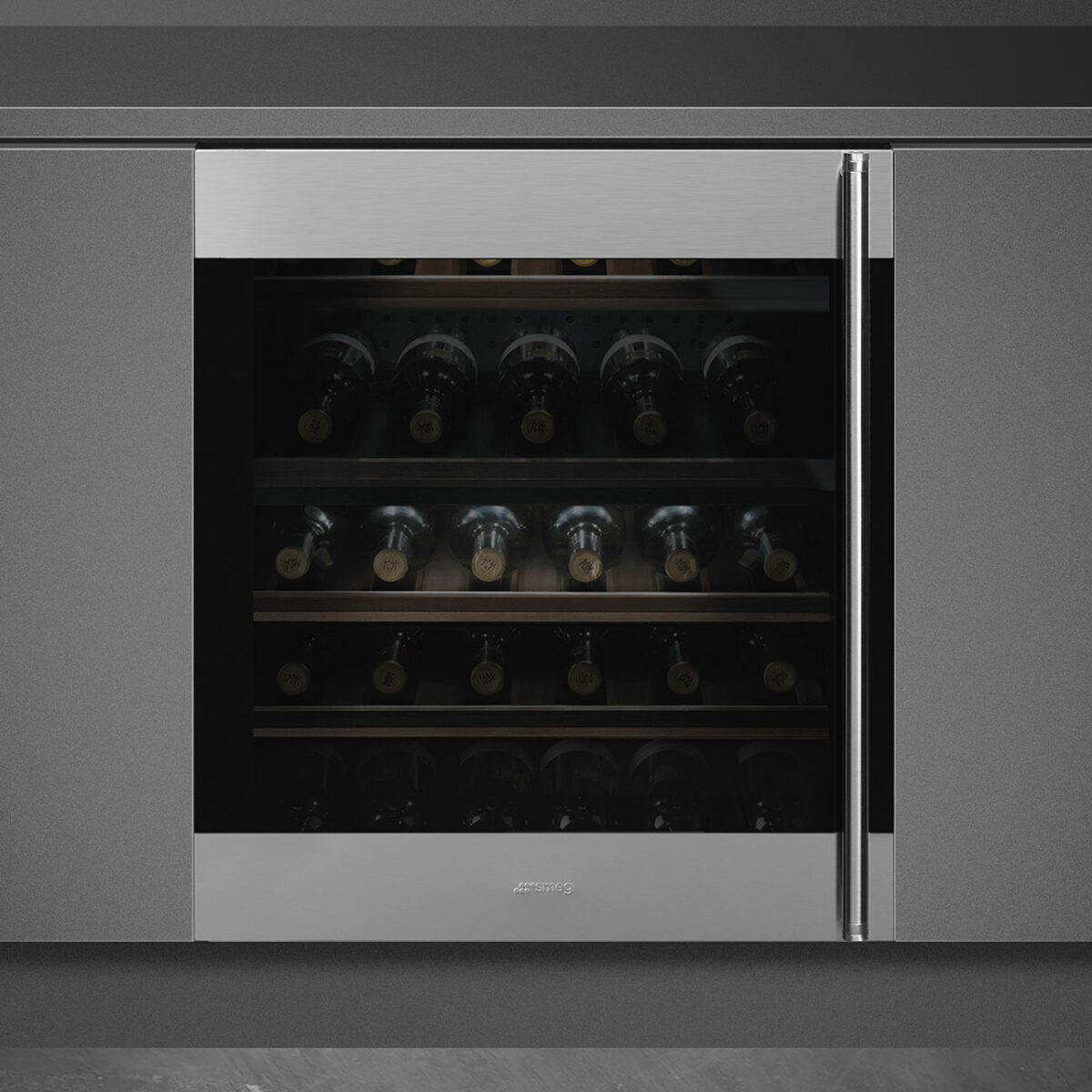 Der integrierbare Smeg Weinkühlschrank mit Glastür und Edelstahlrahmen bietet optimale Temperaturkontrolle und Platz für zahlreiche Flaschen. Foto: Smeg