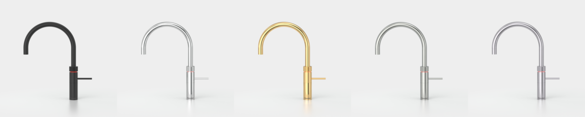 Fünf Quooker Fusion Round Wasserhähne nebeneinander in Schwarz, Chrom, Gold, RVS und Edelstahl – elegantes rundes Design für moderne Küchen mit Kochendwasserfunktion.