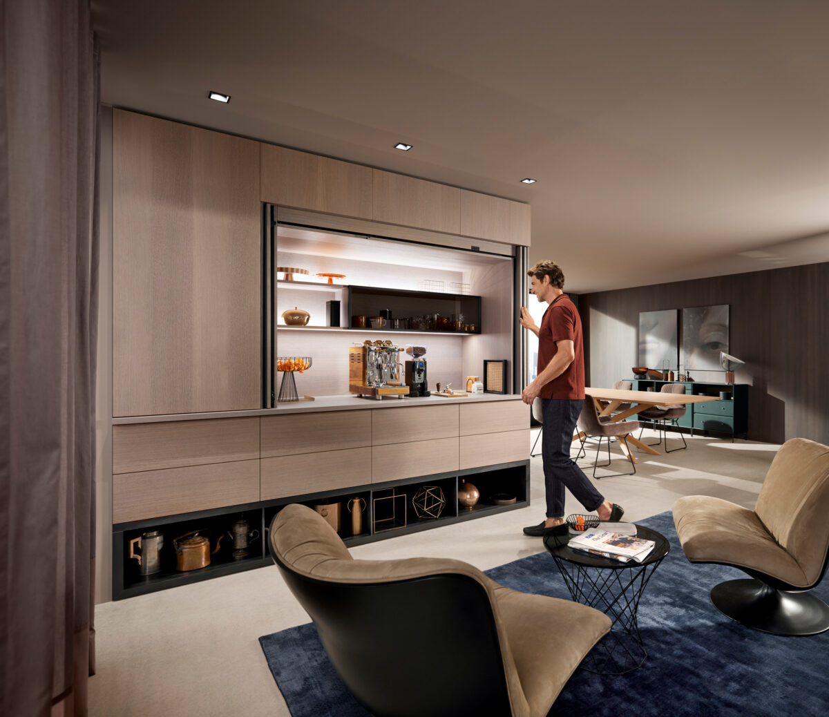 Moderner Wohnraum mit offenen Pocketdoors, die eine stilvolle Kaffee- und Barstation freigeben.