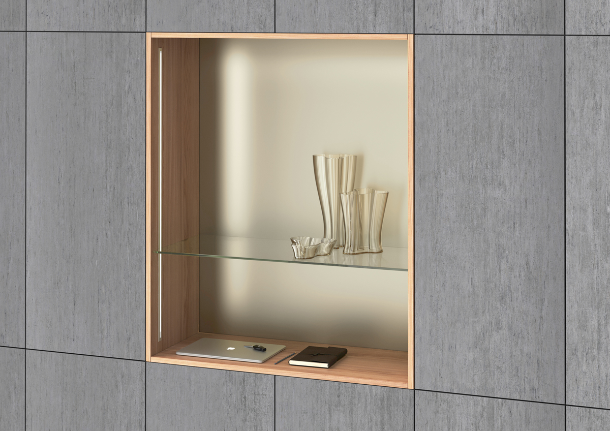 In die Küchenwand eingelassene Nische mit Glasregal und dezentem Licht für Accessoires