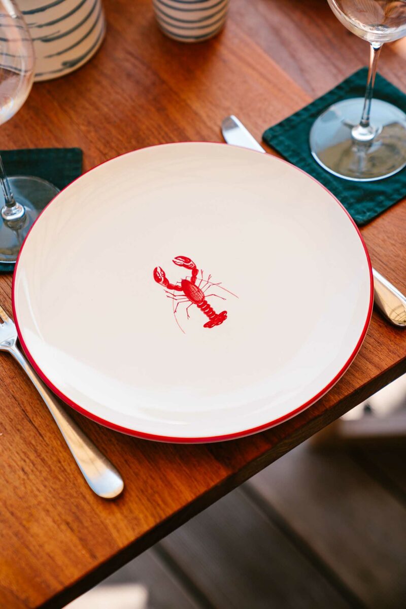 Sommerlich frisch: Die Kollektion „Hummer“ bringt leuchtendes Rot und verspieltes Design auf den Tisch. Foto: Gmundner Keramik