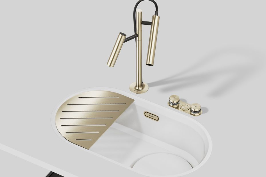 Ovale Küchenspüle BLANCO OOVALON mit goldfarbener Armatur LUNEOO in modernem Design, eingebaut in heller Arbeitsplatte