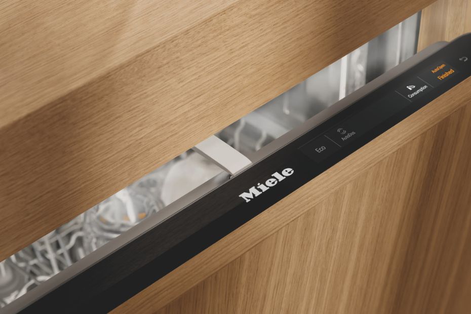 Die AutoOpen-Funktion von Miele öffnet die Spülmaschinentür nach dem Programmende automatisch – für bessere Luftzirkulation und natürlich trockenes Geschirr.