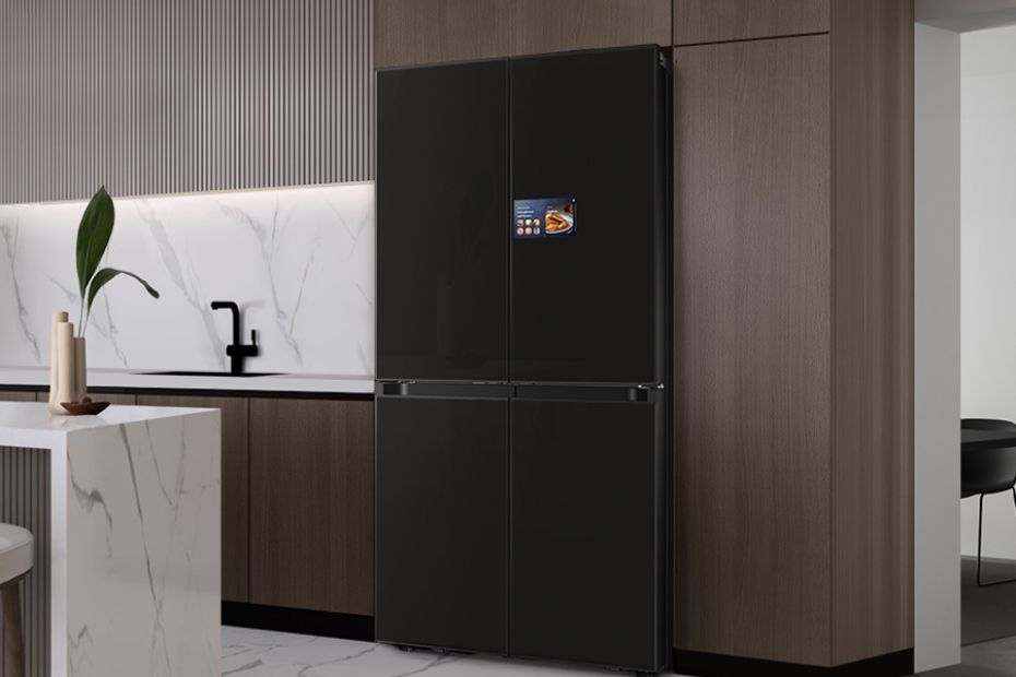 Schwarzer Samsung Kühlschrank mit Smart Display in einer modernen Küche.