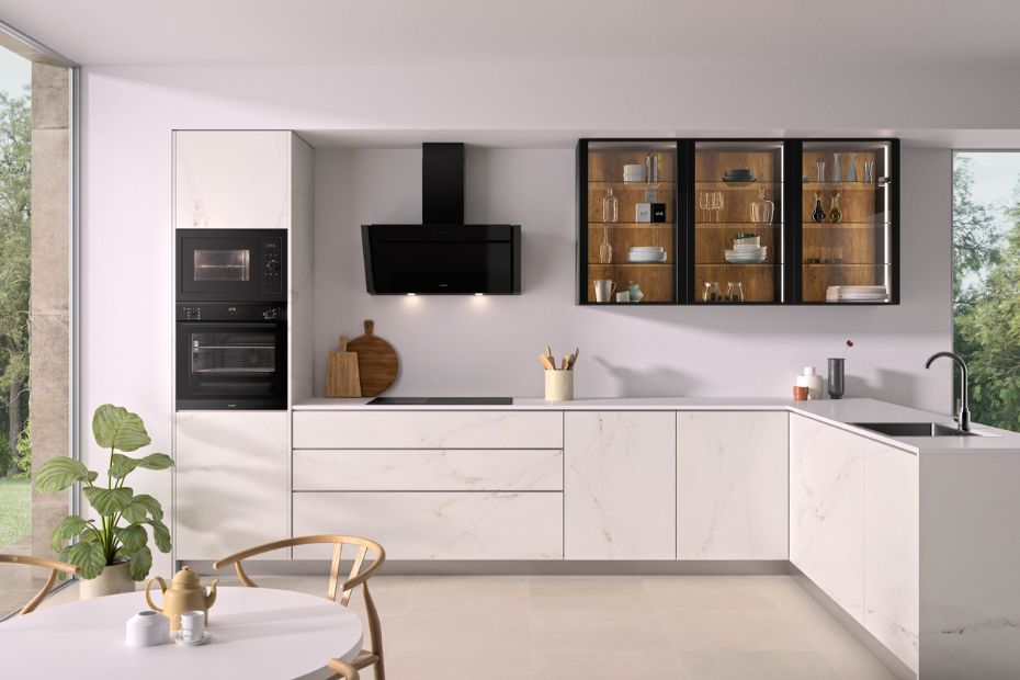 Helle Designküche mit Holz- und Schwarzakzenten, in der Geräte und Stauraum harmonisch kombiniert sind.