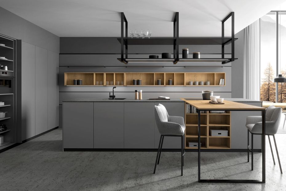 Moderne offene Küche mit grauen Fronten, Holz-Details und schwebenden Cubes-Regalen von Rotpunkt Küchen
