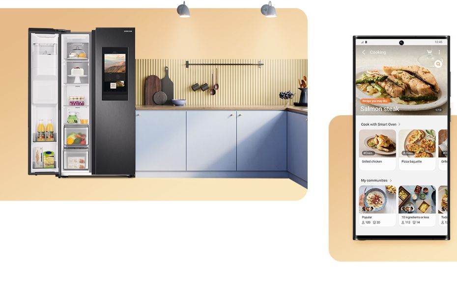 Samsung Kühlschrank mit offenem Türfach und Smart Display neben Smartphone mit SmartThings App.
