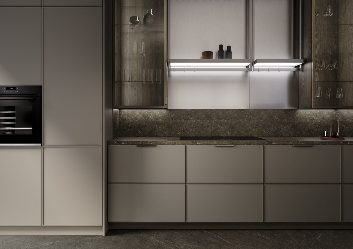 Offene Wohnküche mit mattmetallischer Wandzeile und Naturstein-Arbeitsfläche