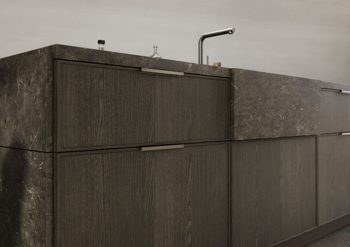 Kombination aus AMETIS-Metallicfront und dunkler Naturstein-Arbeitsplatte