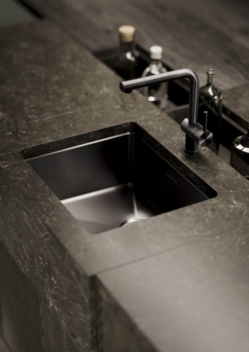 Auszugsschublade mit Geschirr im Innenleben einer AMETIS-Küche