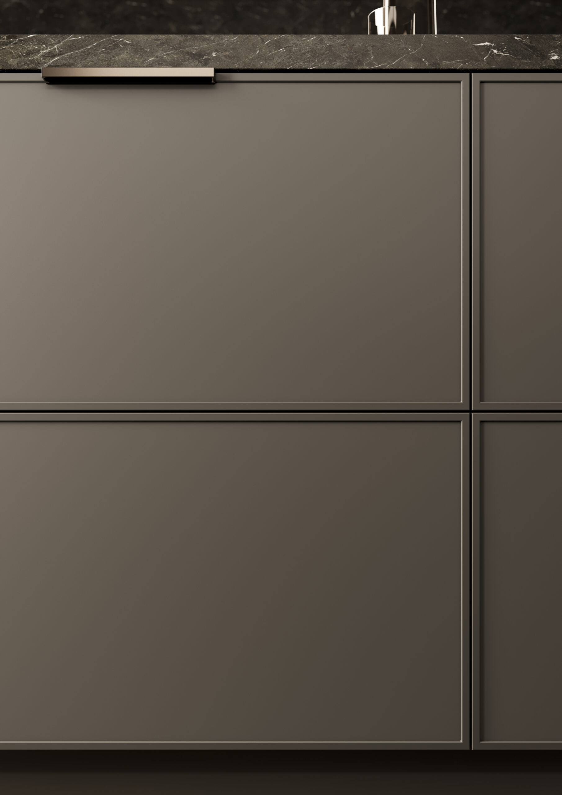 Grifflose Front mit matt-metallischer Oberfläche und Bronzegriff in Nahaufnahme