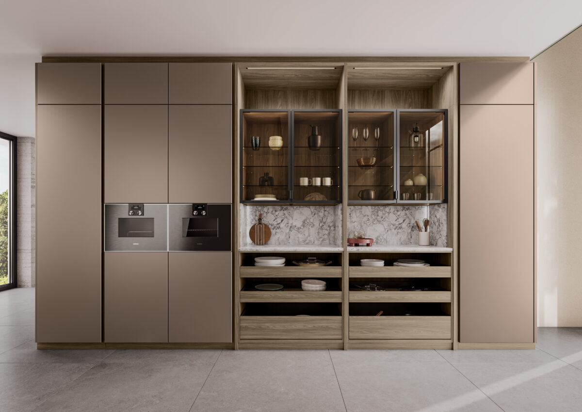 Wohnküche mit seidenmatten Fronten, Holzelementen und heller Steinoberfläche.