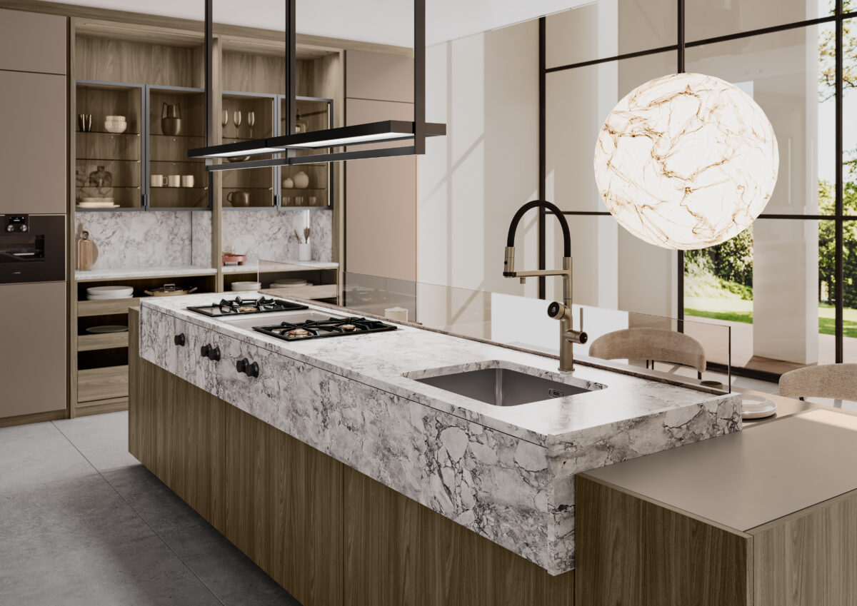 Küchenansicht mit opaken Hochschrankfronten und beleuchteten Glasvitrinen.