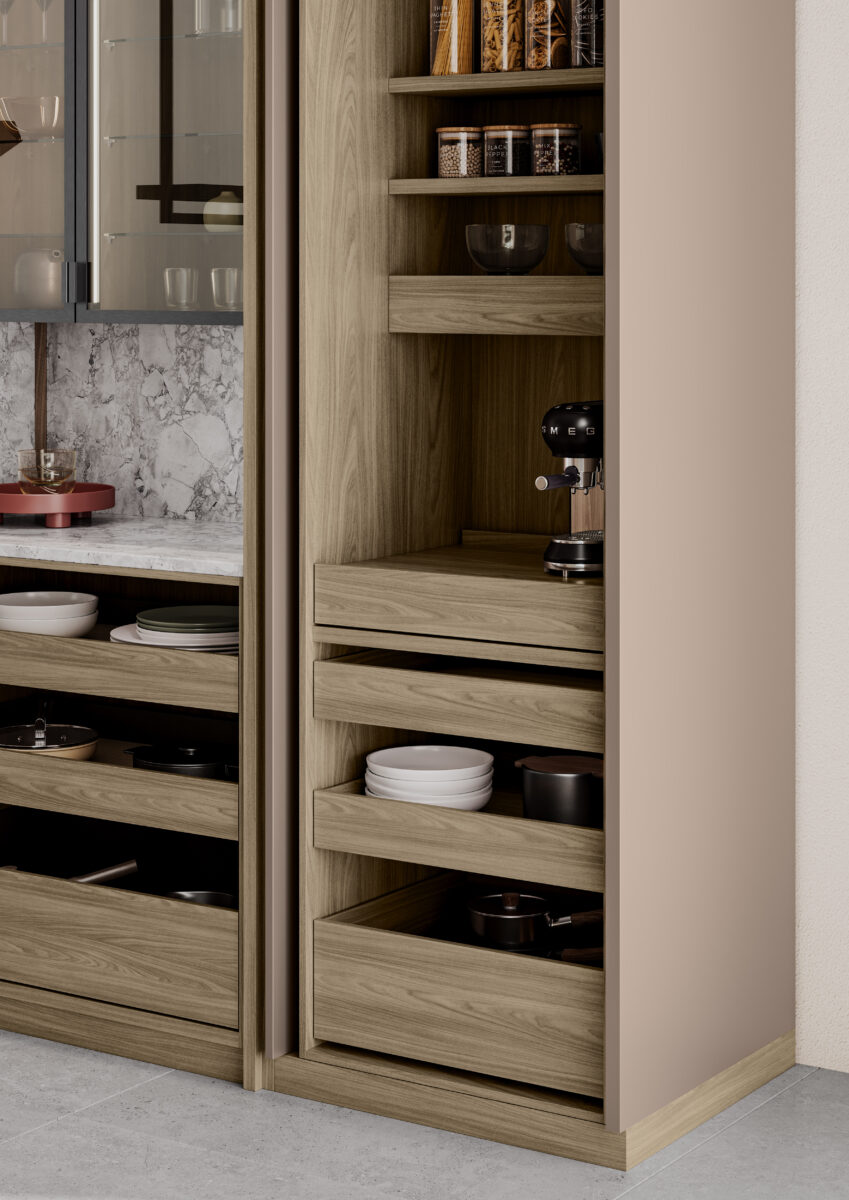 Frontale Ansicht einer modernen Küche mit seidenmatten Fronten und Holzdetails.