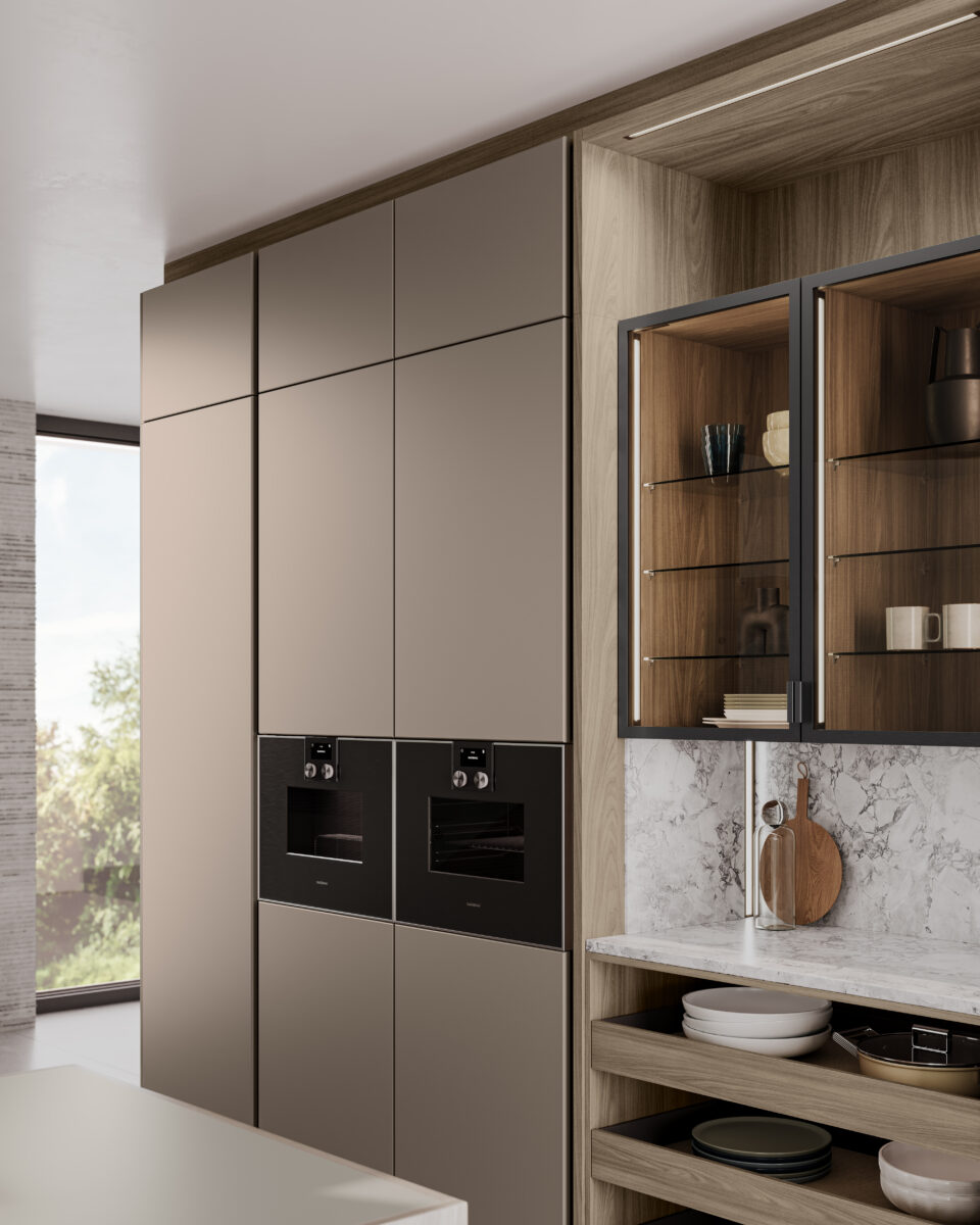 Kücheninsel mit Natursteinplatte, Spülbecken und seidenmatter Arbeitsfläche.