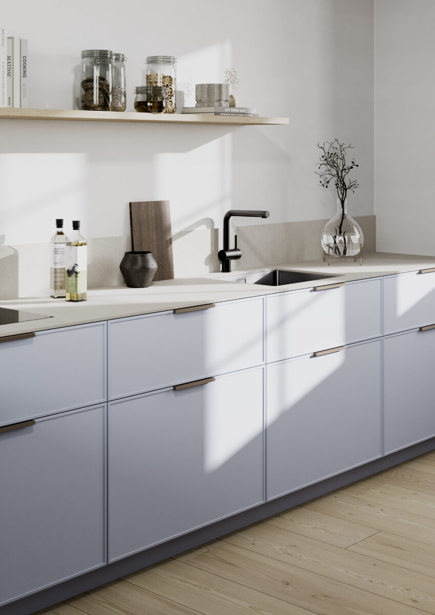 Detailansicht einer Küche mit hellblauen Fornten, Holzgriffen und Naturstein-Arbeitsplatte