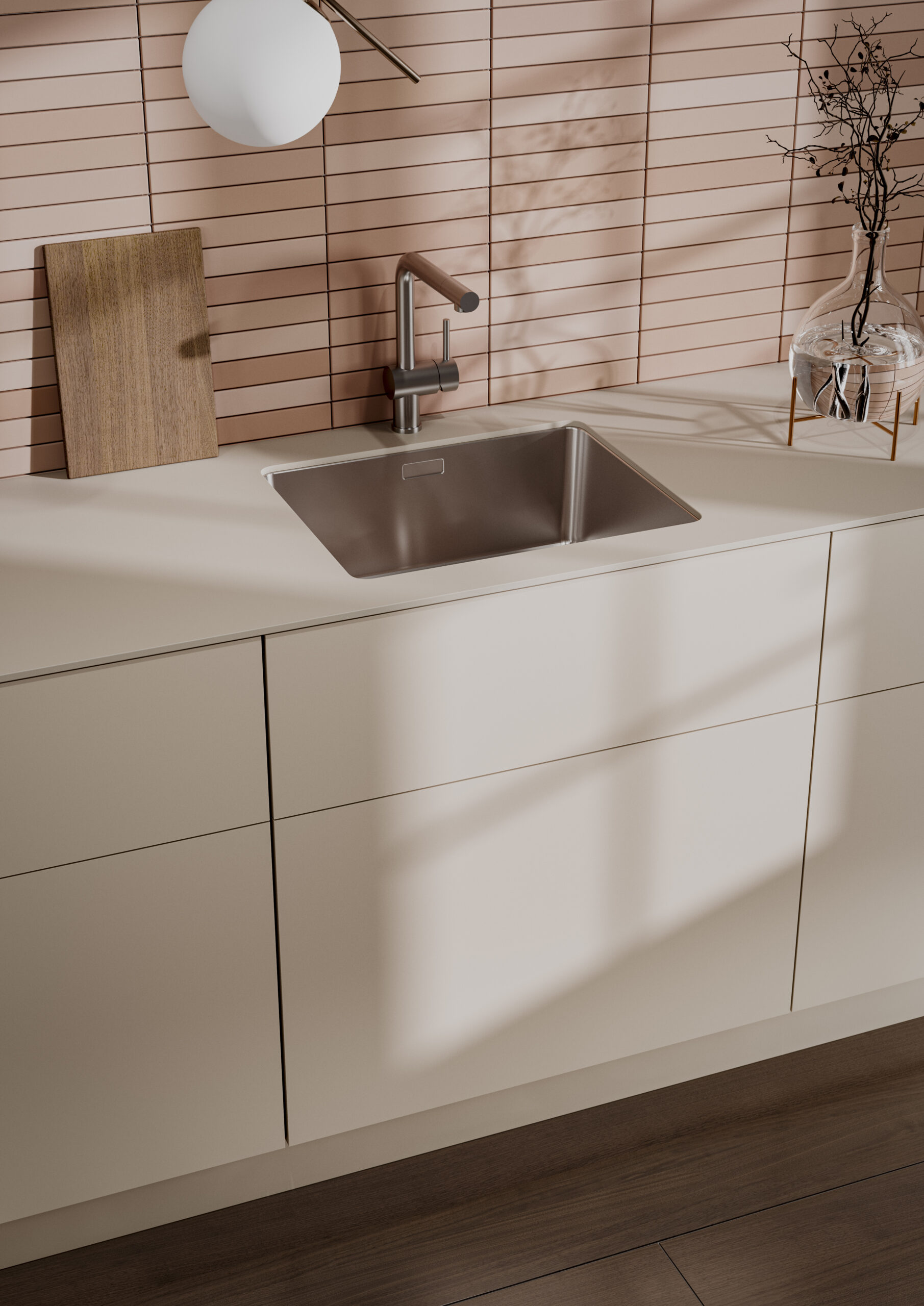 Küche in Sandgrau mit Apricot-Fliesenspiegel und seidenmatter Oberfläche