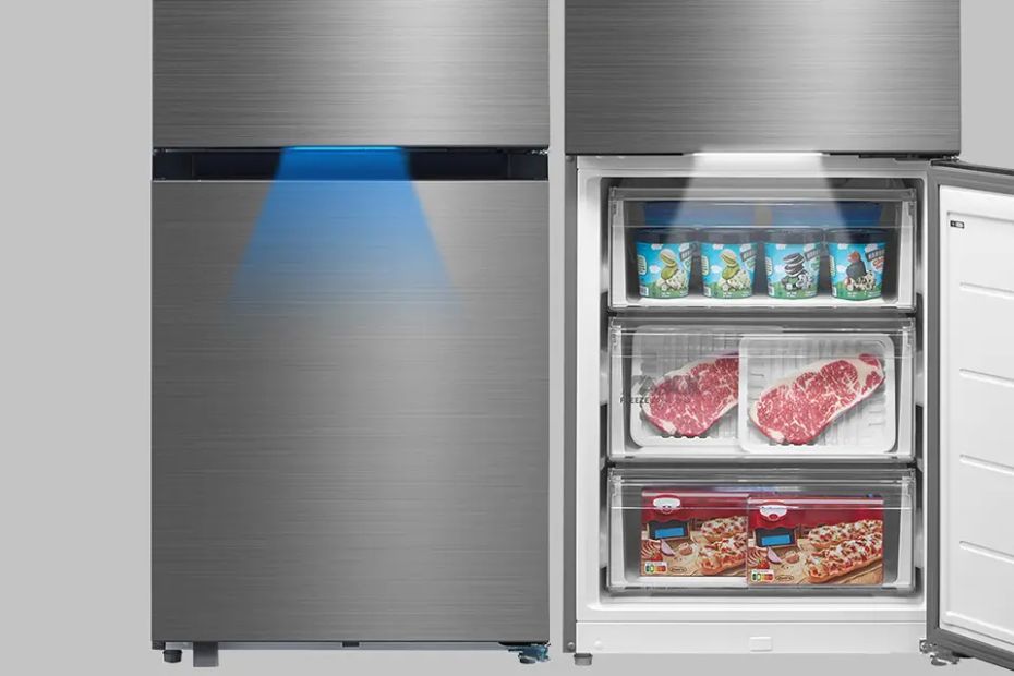 Midea Space MASTER Kühl-Gefrierkombination, Edelstahl-Front geschlossen und geöffnet mit gut sortiertem Innenraum