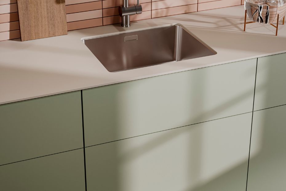 Küche in Slabei mit Apricot-Rückwand und Edelstahlspüle