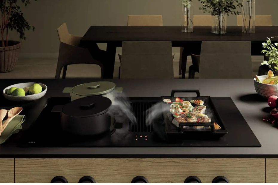 Offene Wohnküche mit Novy Easy Prestige 1866 Muldenlüfter, flächenbündig eingebaut in schwarzer Arbeitsplatte