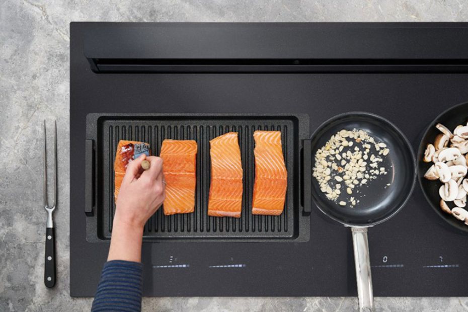 Moderne Wohnküche mit mattem Induktionskochfeld und integriertem Dunstabzug von Novy