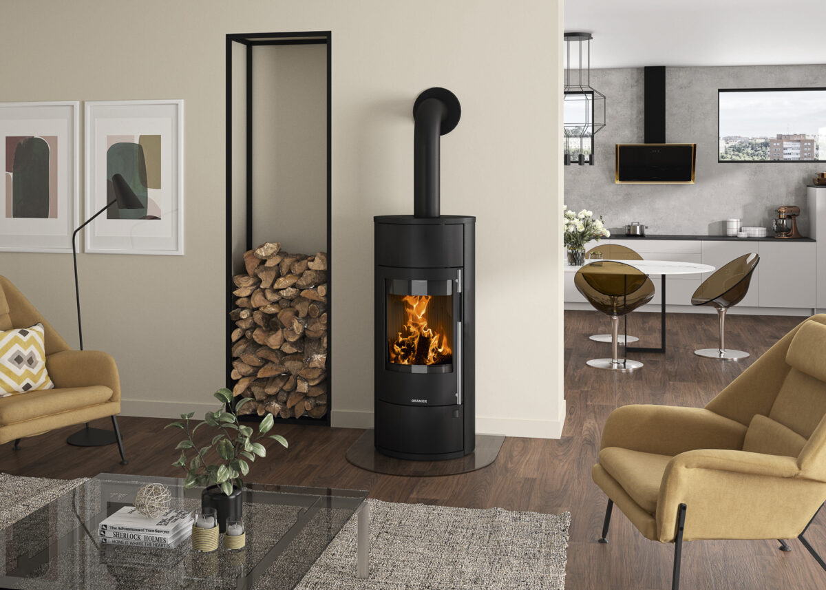 Gemütliche Wohnküche mit ORANIER Polar Neo Aqua und integriertem Holzspeicher.