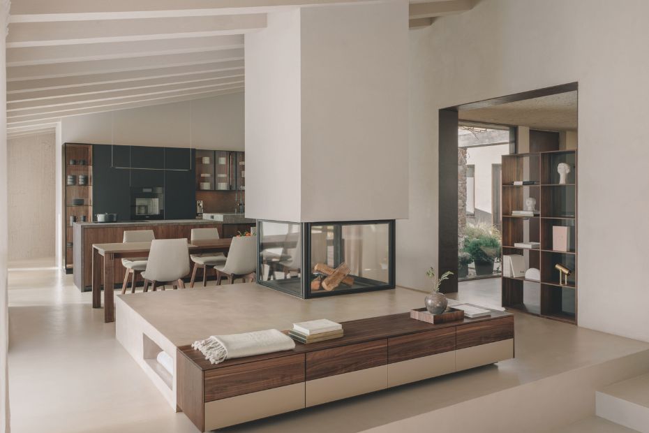 Offene Wohnküche mit Essbereich in dunklem Naturholz, kombiniert mit modernen Elementen von TEAM 7.