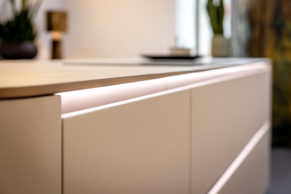 Griffloses Küchendesign mit integrierter Lichtleiste unter der Arbeitsplatte Rotpunkt Küchen Küchenfinder