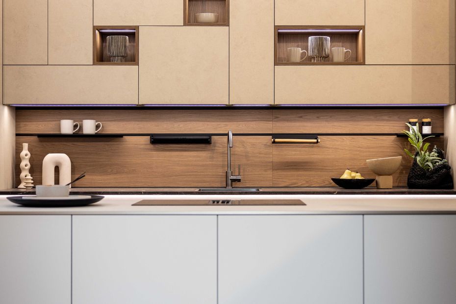 Rotpunkt Oberschränke mit offenen Nischen, LED-Spots und Holzrückwand