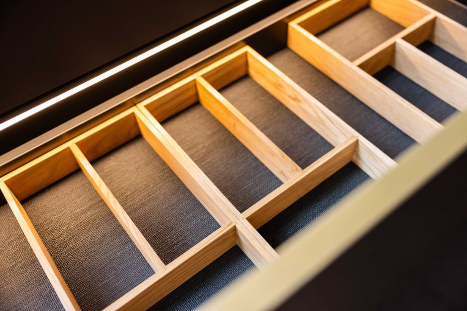Offene Schublade mit Holz-Besteckeinsatz und LED-Beleuchtung von Rotpunkt