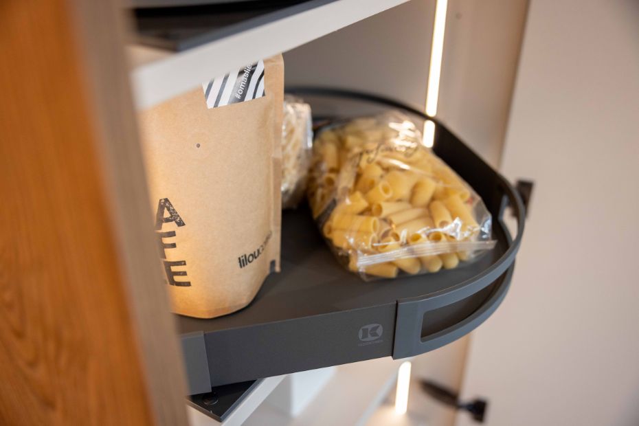 Große Schublade mit Vollauszug, LED-Beleuchtung und modularem Besteckeinsatz bei Rotpunkt