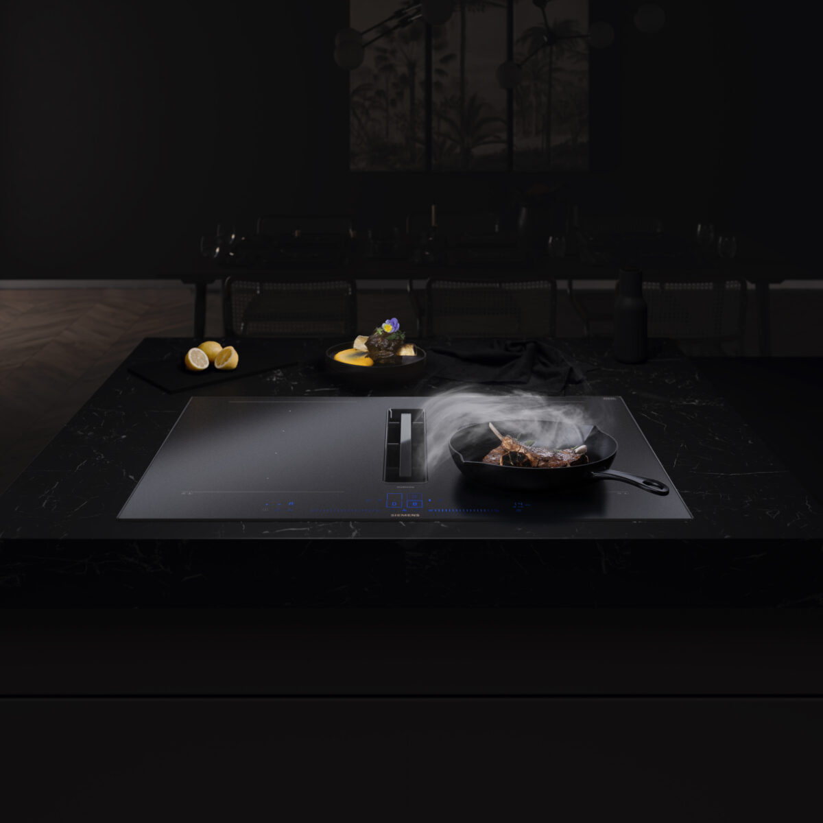 Mattes Induktionskochfeld mit Muldenlüfter Siemens iQ700 inductionAir Plus in dunkler Küche, Pfanne mit aufsteigendem Dampf auf der Kochzone.