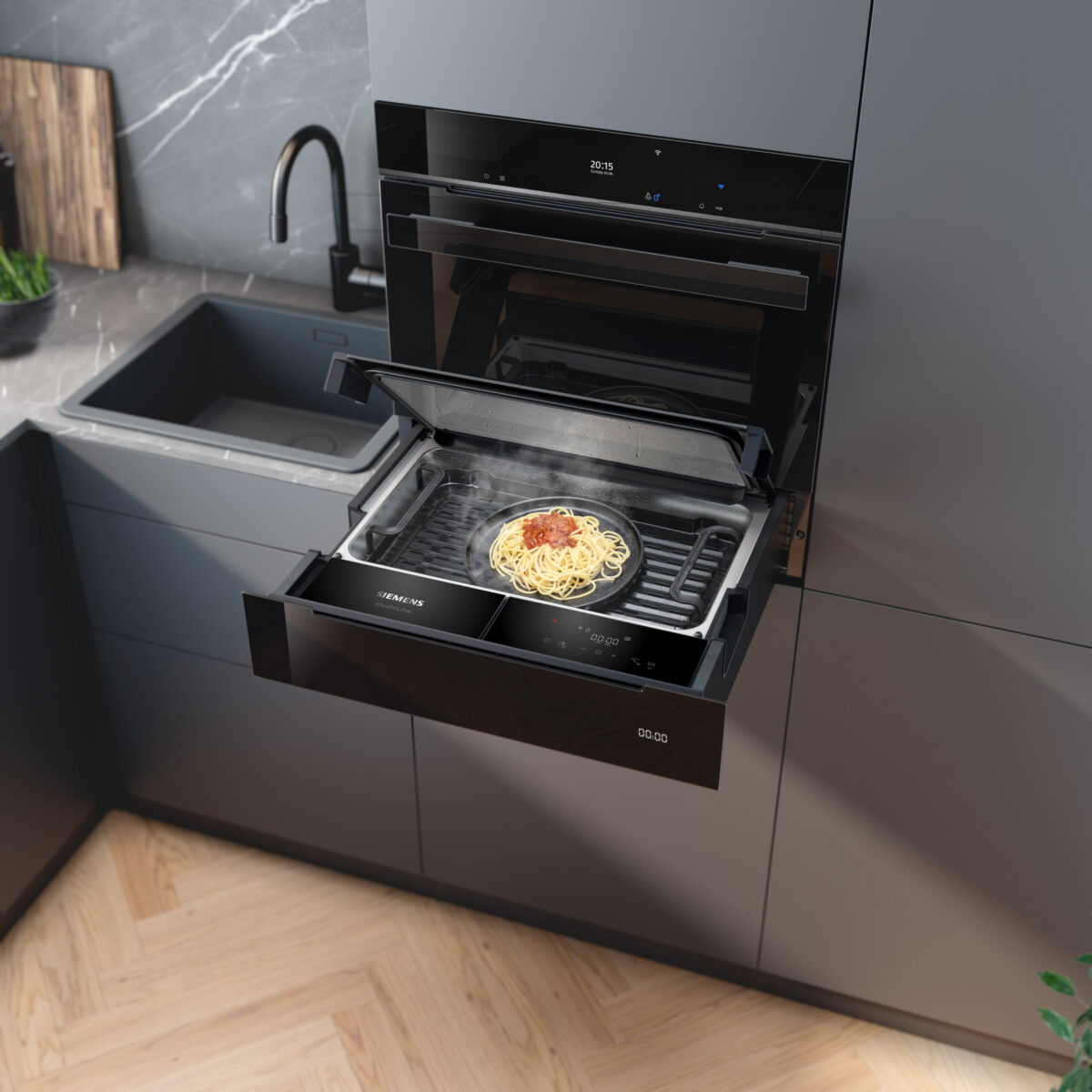 Offene Siemens Dampfschublade mit dampfendem Teller Spaghetti