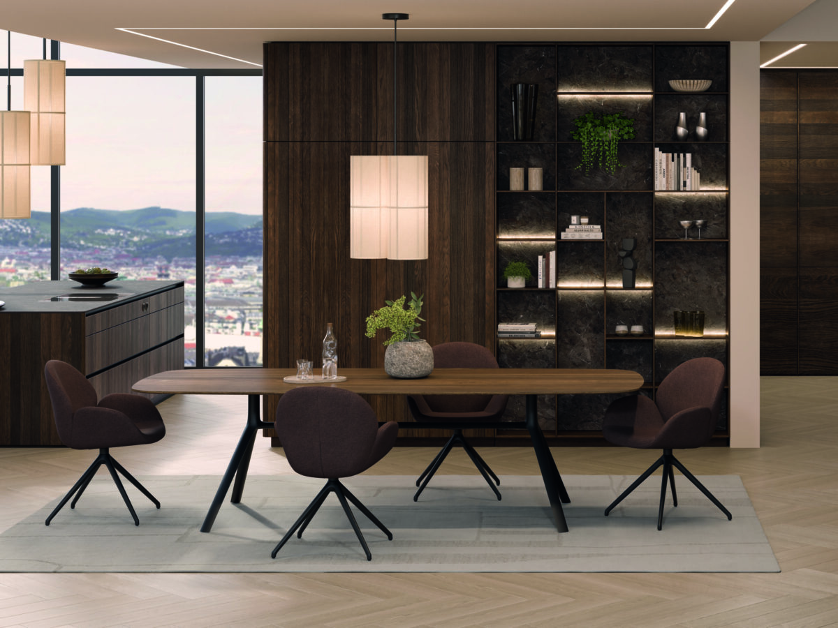 Dunkle Vitrine mit LED, passender Holztisch und drehbare Esszimmerstühle