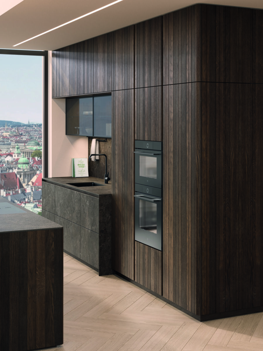 Offene Wohnküche mit Barbereich aus dunklem Holz und Panoramafenster